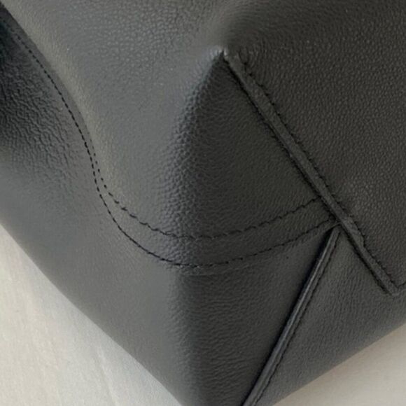Louis Vuitton Cuir Plume and Cuir Ecume Leather Very One Handle in Noir Satchel - Picture 8 of 13